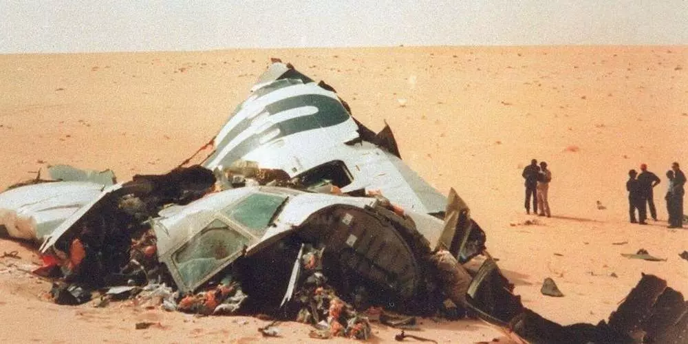 les-debris-du-dc10-d-uta-qui-a-explose-en-vol-le-19-septembre-1989-au-dessus-du-desert-du-tenere-niger-l-attentat-a-fait-170-morts